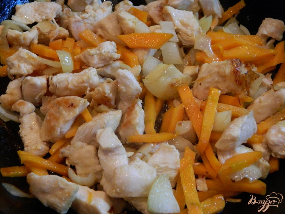 Фото приготовление рецепта: Тушеный картофель с мясом и помидорами шаг №5