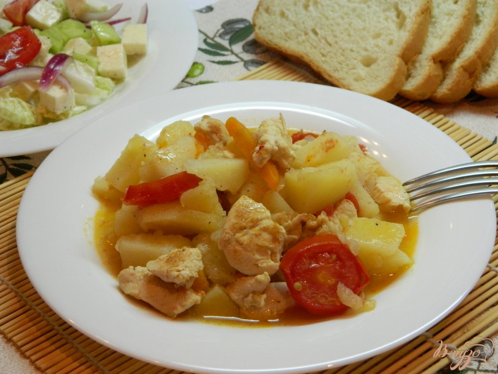 Фото приготовление рецепта: Тушеный картофель с мясом и помидорами шаг №8