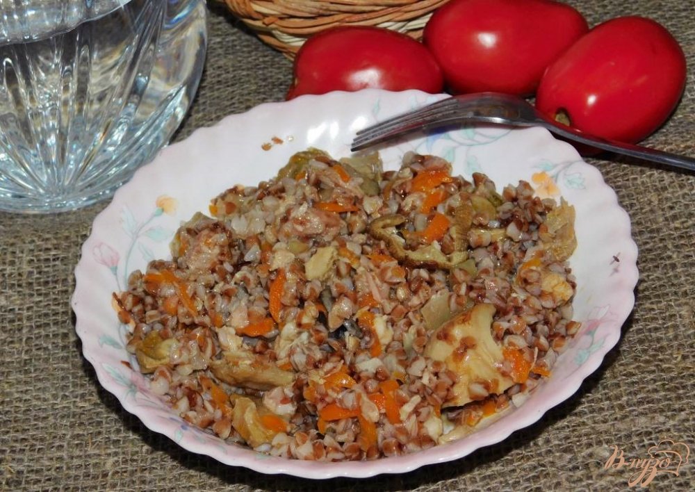 Фото приготовление рецепта: Гречневая каша с тушенкой и грибами шаг №5