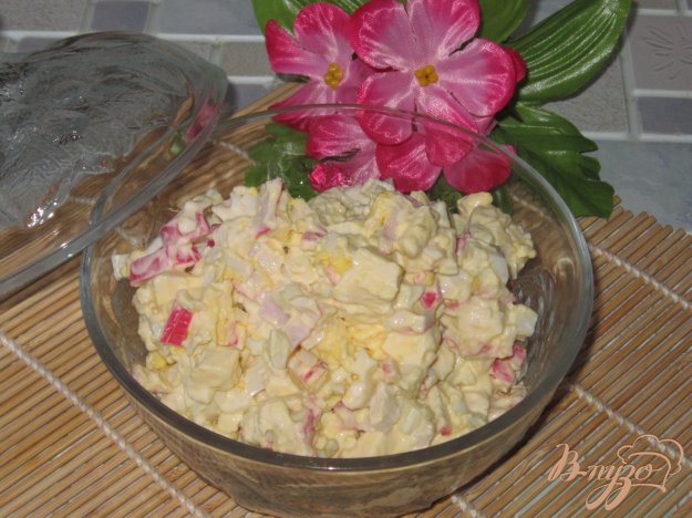 фото рецепта: Салат с брынзой и крабовыми палочками