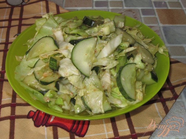 фото рецепта: Острый салат с капустой и огурцами