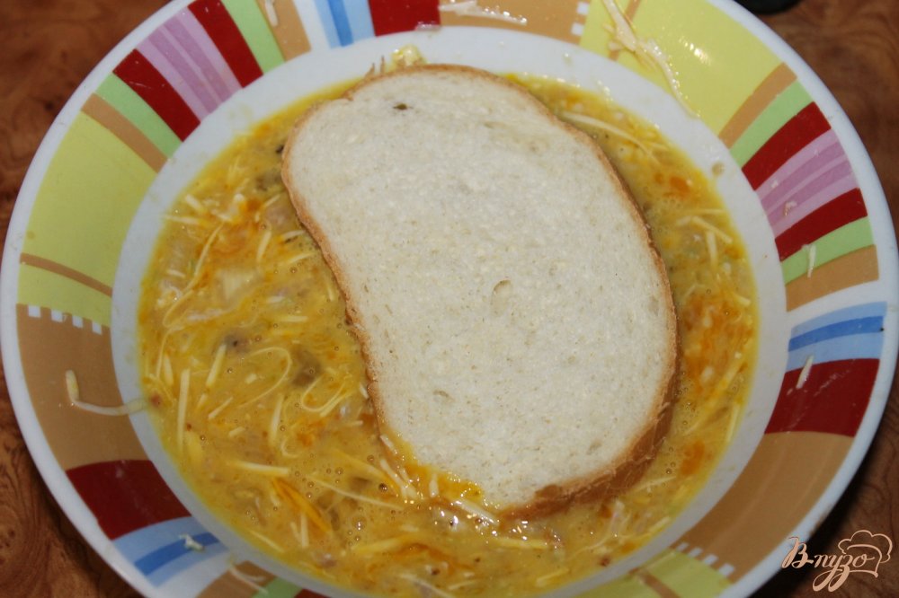 Фото приготовление рецепта: Гренки в яйце с мясом и сыром на завтрак шаг №5
