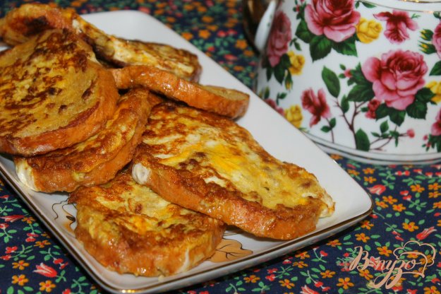 фото рецепта: Гренки в яйце с мясом и сыром на завтрак