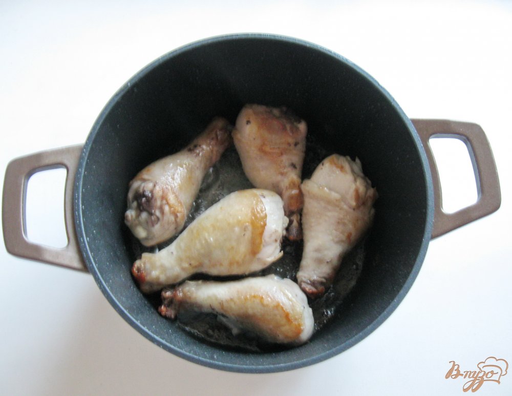Фото приготовление рецепта: Жаркое из курицы с маринованными огурцами шаг №2