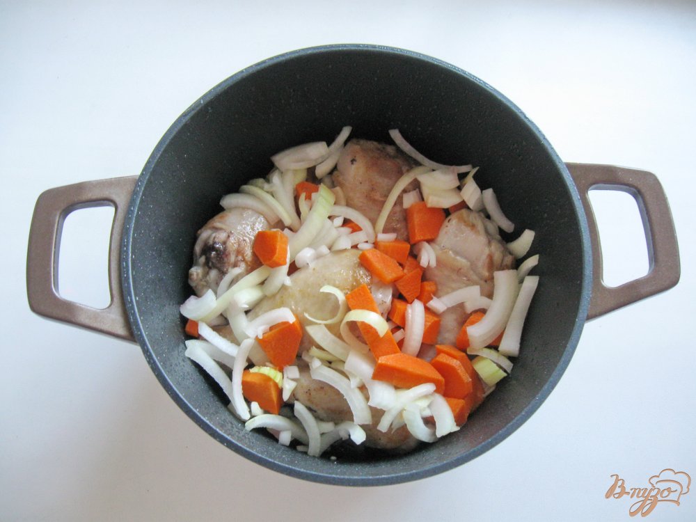 Фото приготовление рецепта: Жаркое из курицы с маринованными огурцами шаг №3