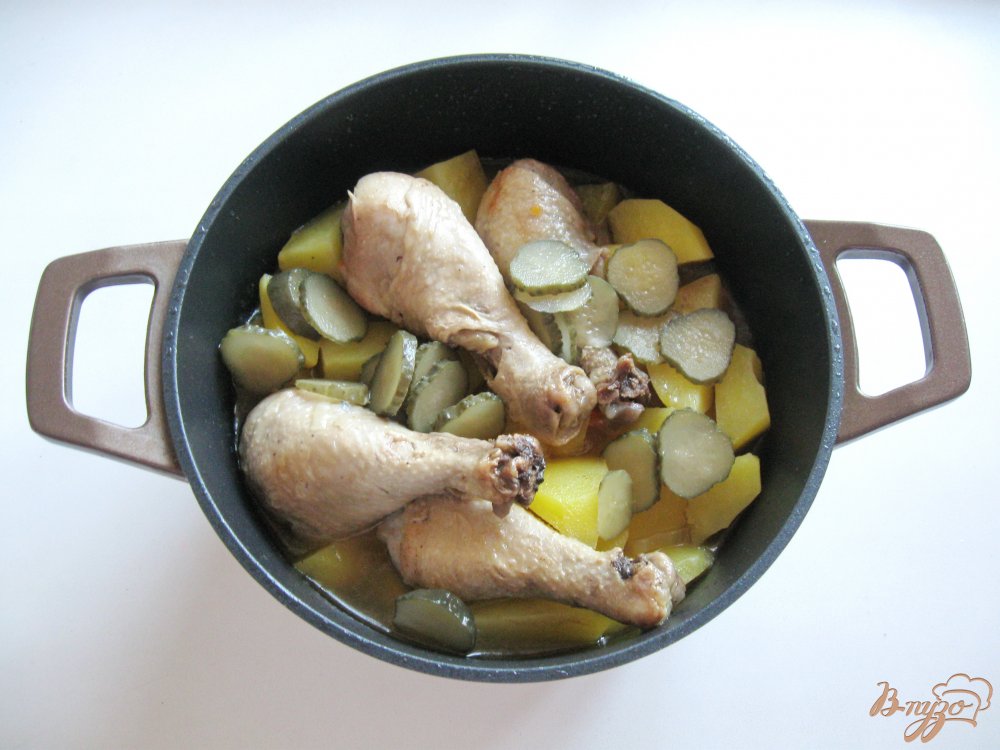 Фото приготовление рецепта: Жаркое из курицы с маринованными огурцами шаг №5