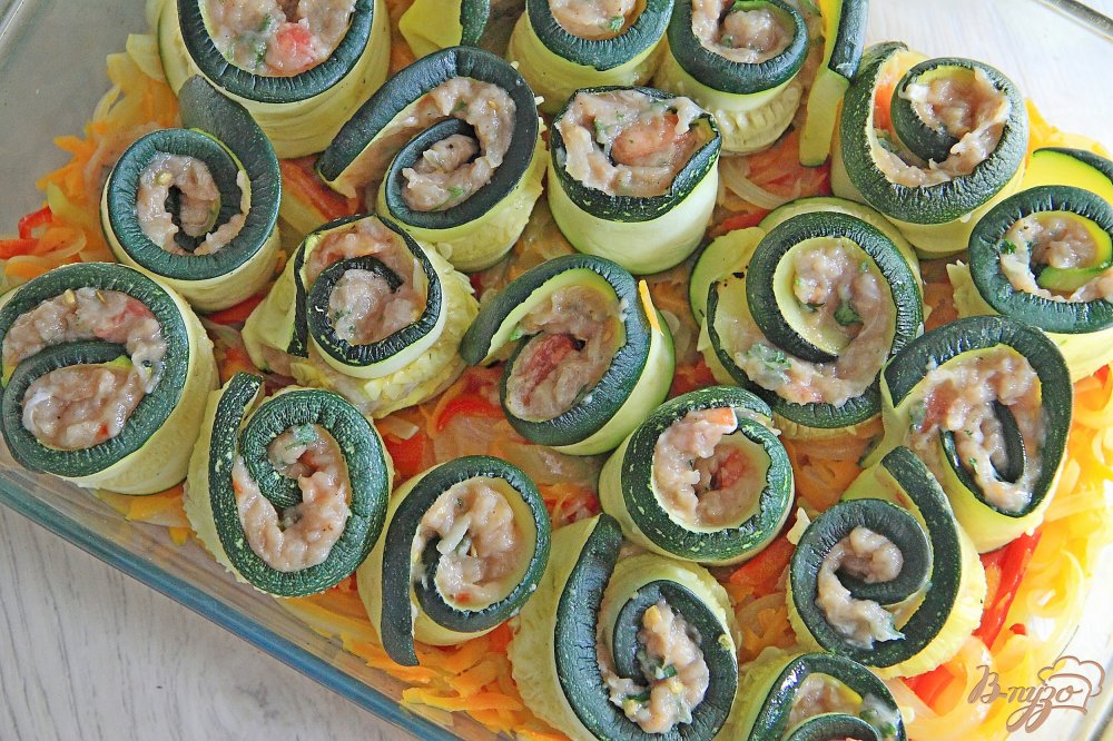 Запеченные рулетики из кабачков с куриным филе и овощами Запеченные рулетики из кабачков с куриным филе и овощами