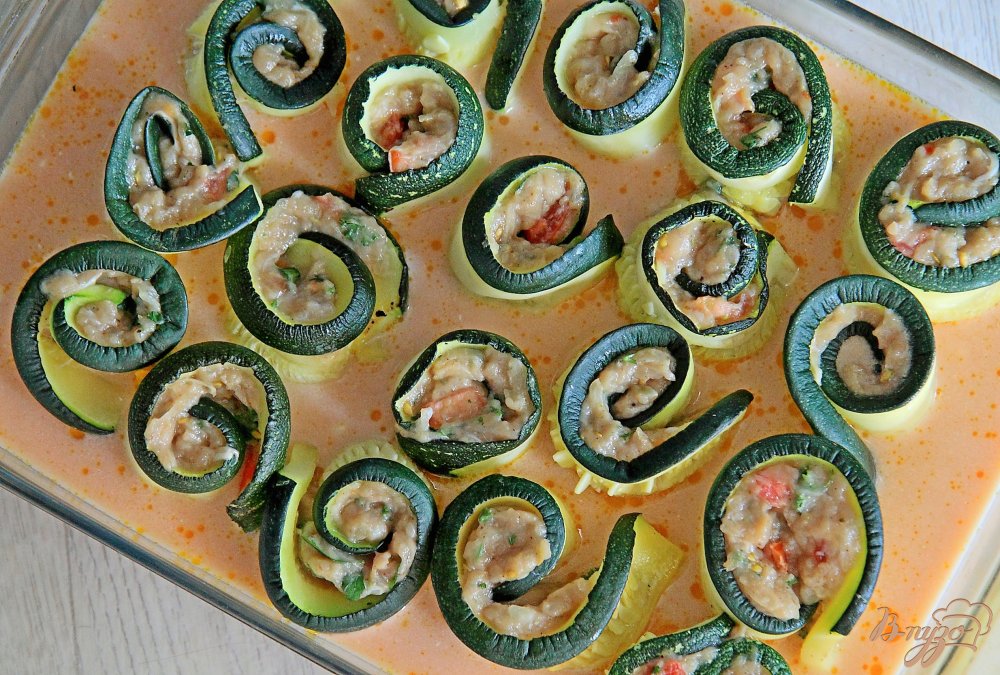 Запеченные рулетики из кабачков с куриным филе и овощами Запеченные рулетики из кабачков с куриным филе и овощами