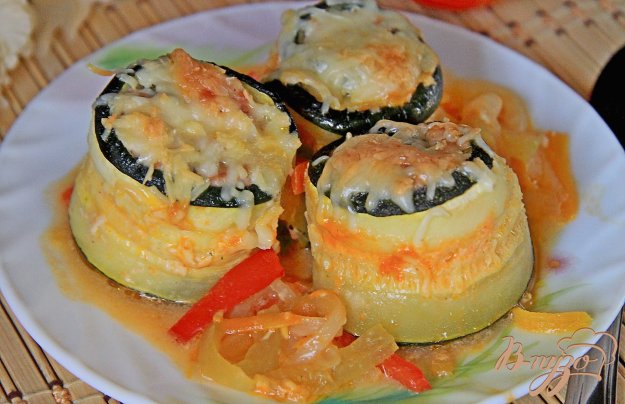 фото рецепта: Запеченные рулетики из кабачков с куриным филе и овощами