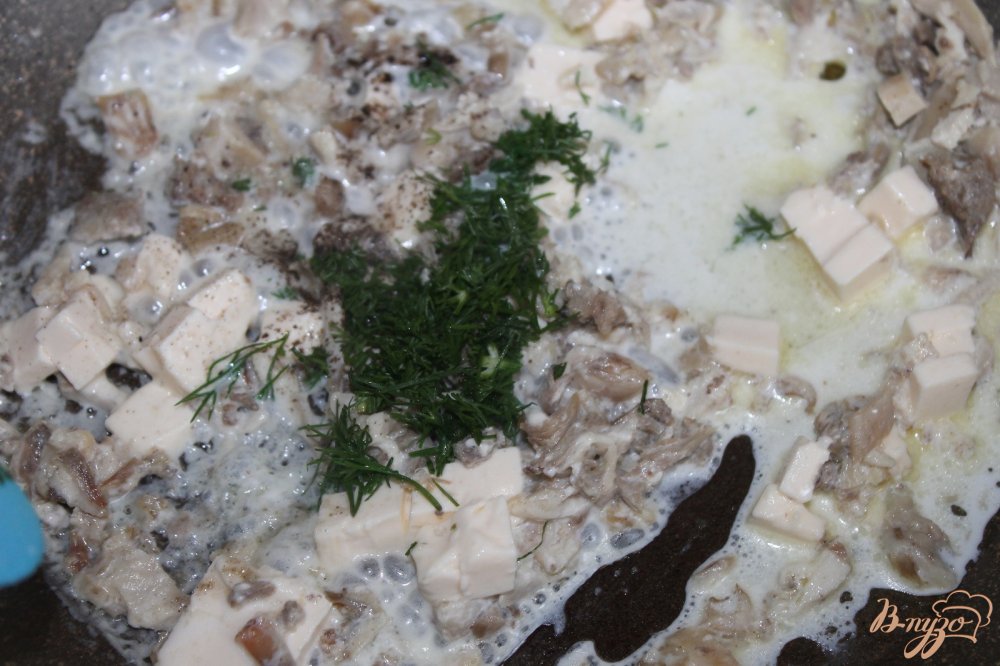 Фото приготовление рецепта: Блинные конвертики с курицей, сыром и укропом шаг №5