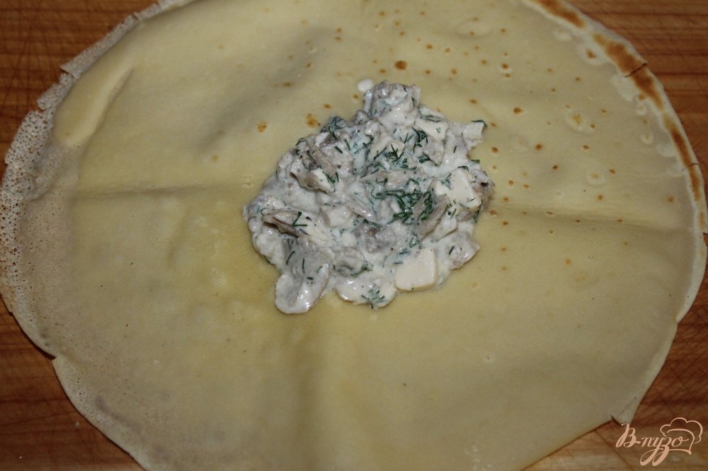 Фото приготовление рецепта: Блинные конвертики с курицей, сыром и укропом шаг №6