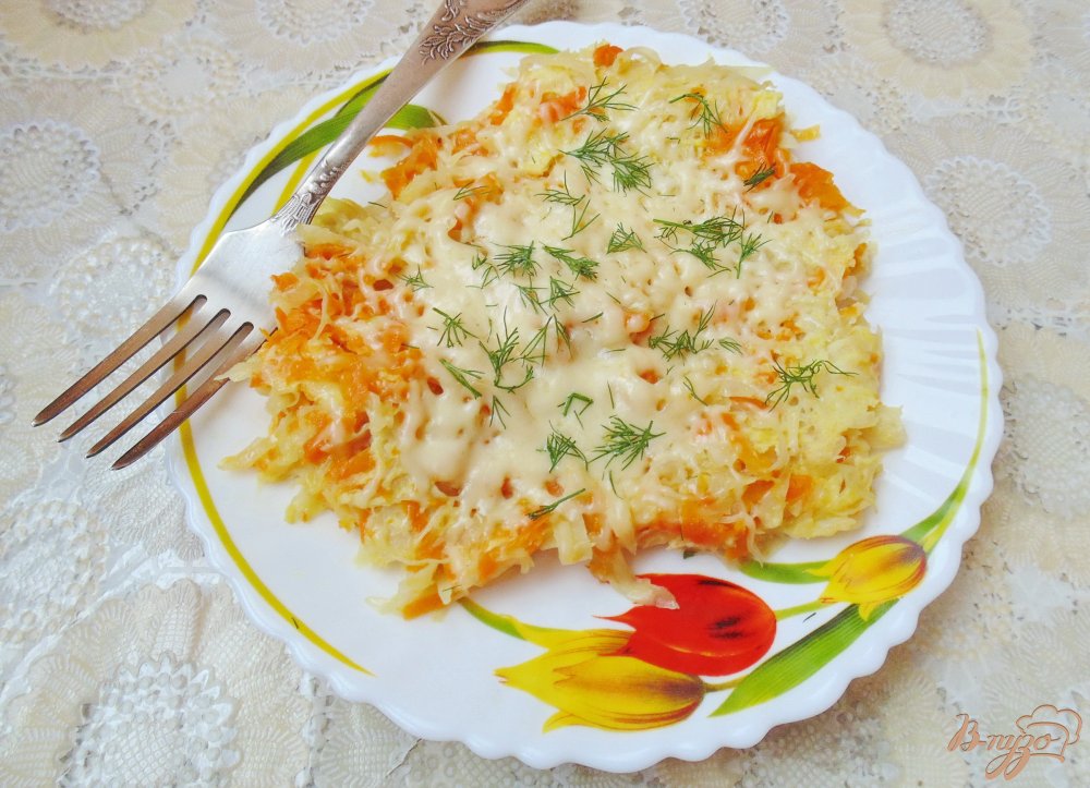 Фото приготовление рецепта: Тушеная капуста с яйцами и сыром шаг №7