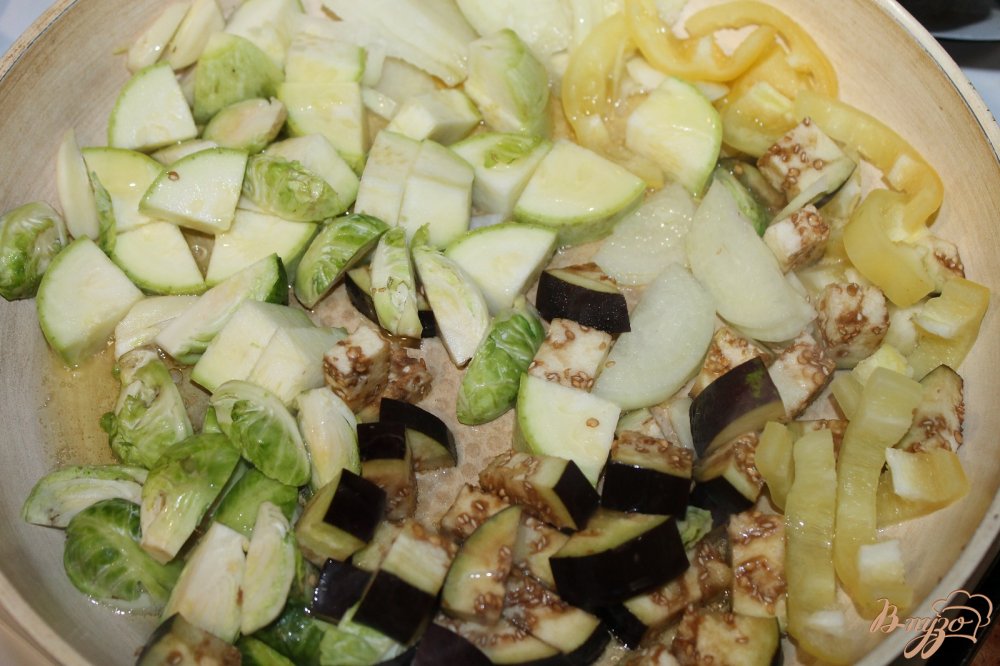 Тушеный картофель с брюссельской капустой, кабачком и баклажаном Тушеный картофель с брюссельской капустой, кабачком и баклажаном