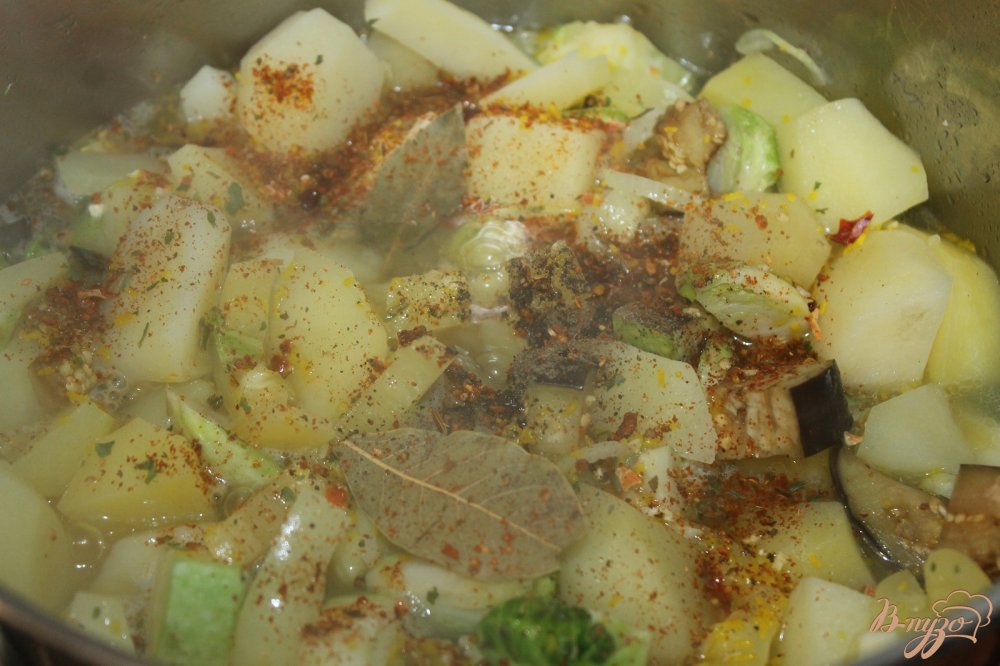 Тушеный картофель с брюссельской капустой, кабачком и баклажаном Тушеный картофель с брюссельской капустой, кабачком и баклажаном