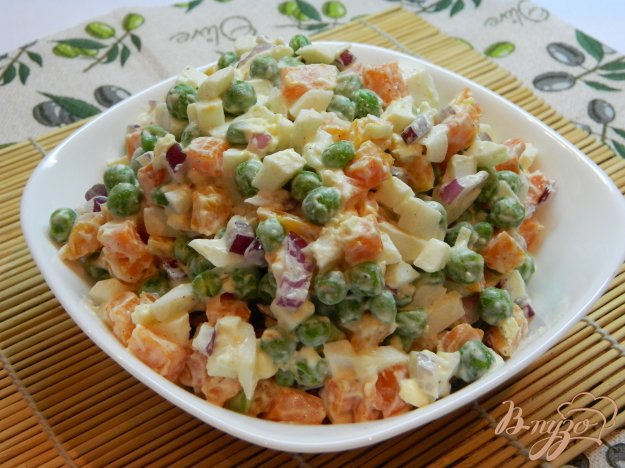 фото рецепта: Салат из яиц, моркови и зеленого горошка