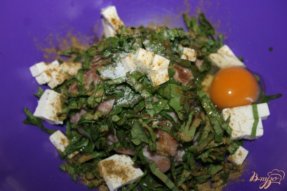 Фото приготовление рецепта: Мясные котлеты с кусочками плавленого сыра и шпината шаг №4