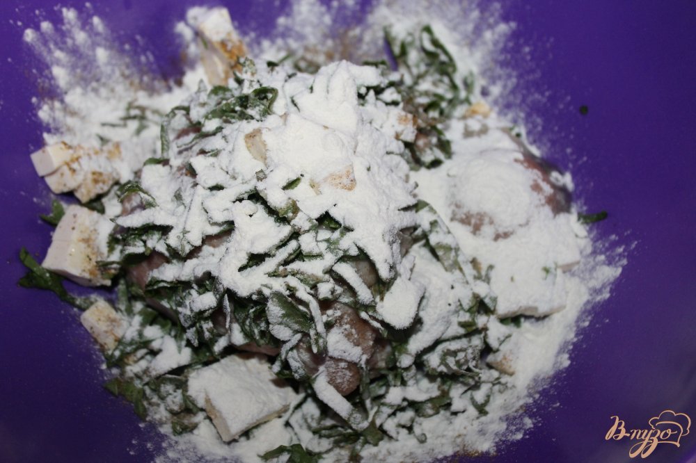 Фото приготовление рецепта: Мясные котлеты с кусочками плавленого сыра и шпината шаг №5