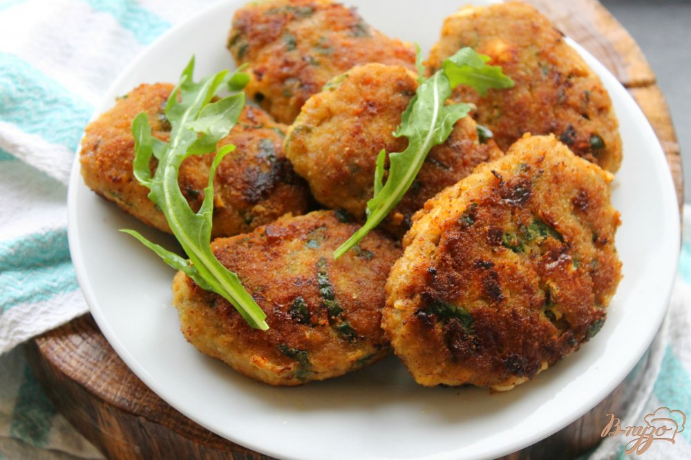 Фото приготовление рецепта: Мясные котлеты с кусочками плавленого сыра и шпината шаг №8