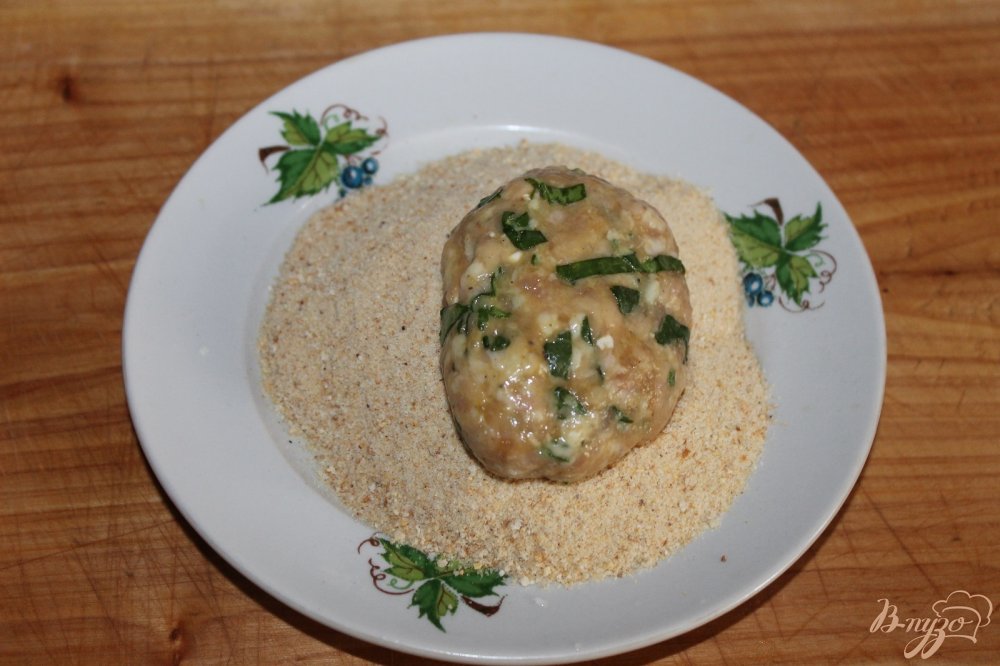 Фото приготовление рецепта: Мясные котлеты с кусочками плавленого сыра и шпината шаг №6