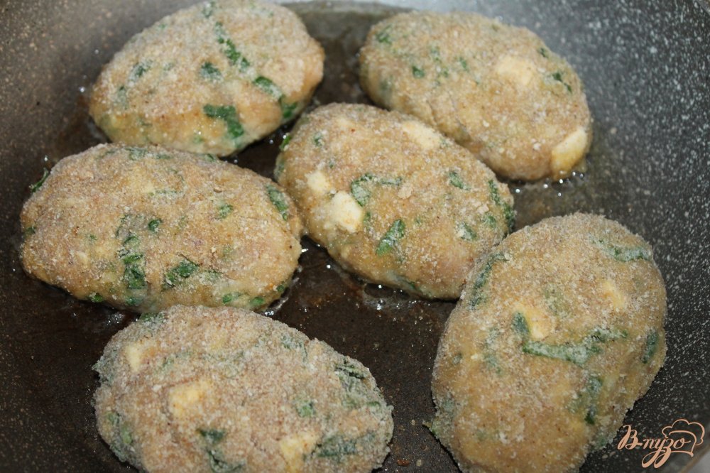 Фото приготовление рецепта: Мясные котлеты с кусочками плавленого сыра и шпината шаг №7