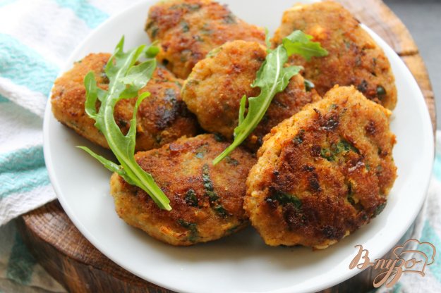 фото рецепта: Мясные котлеты с кусочками плавленого сыра и шпината