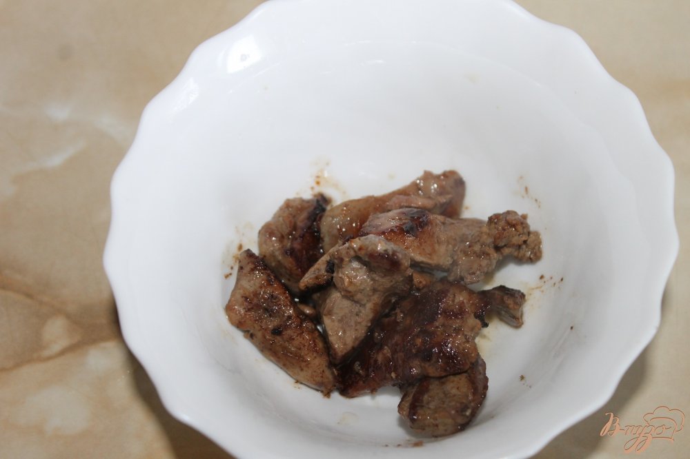 Фото приготовление рецепта: Салат с куриной печенью, овощами и маринованным луком шаг №2