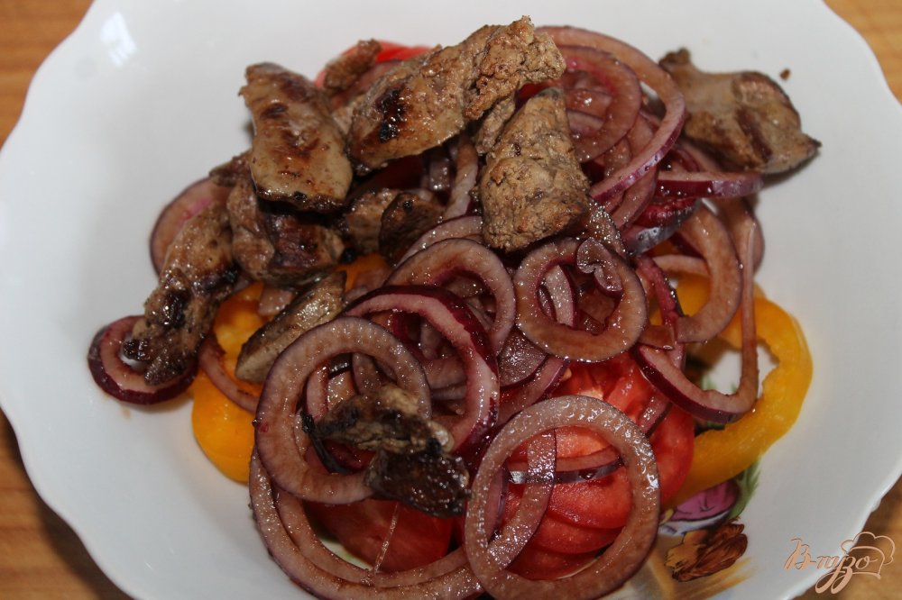 Фото приготовление рецепта: Салат с куриной печенью, овощами и маринованным луком шаг №5