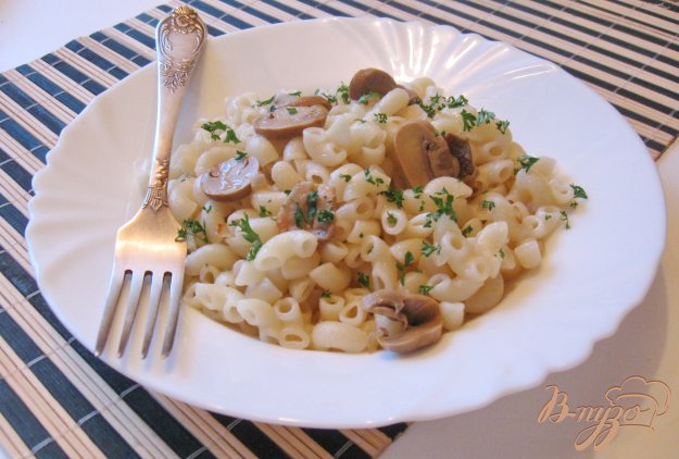 фото рецепта: Макароны с луком и грибами