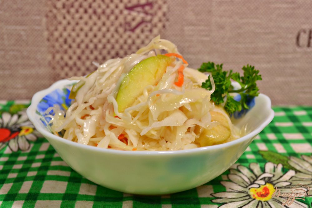 Фото приготовление рецепта: Капуста маринованная с яблоками шаг №5