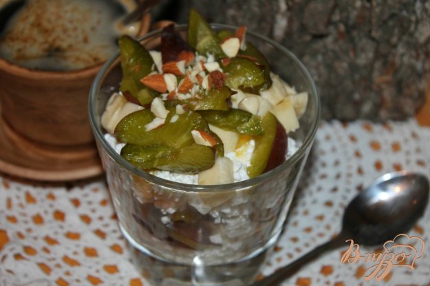 фото рецепта: Творожный десерт с медом, сливами и бананом