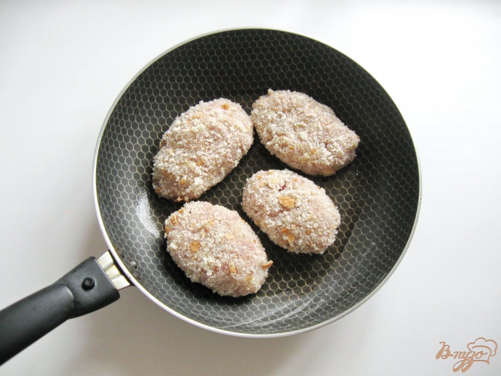 Фото приготовление рецепта: Мясные зразы с красной консервированной фасолью шаг №6