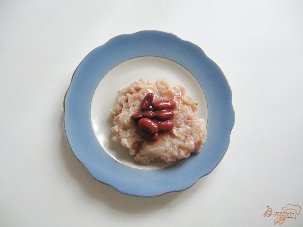 Фото приготовление рецепта: Мясные зразы с красной консервированной фасолью шаг №4