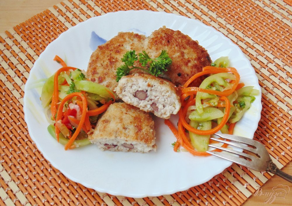 Фото приготовление рецепта: Мясные зразы с красной консервированной фасолью шаг №8