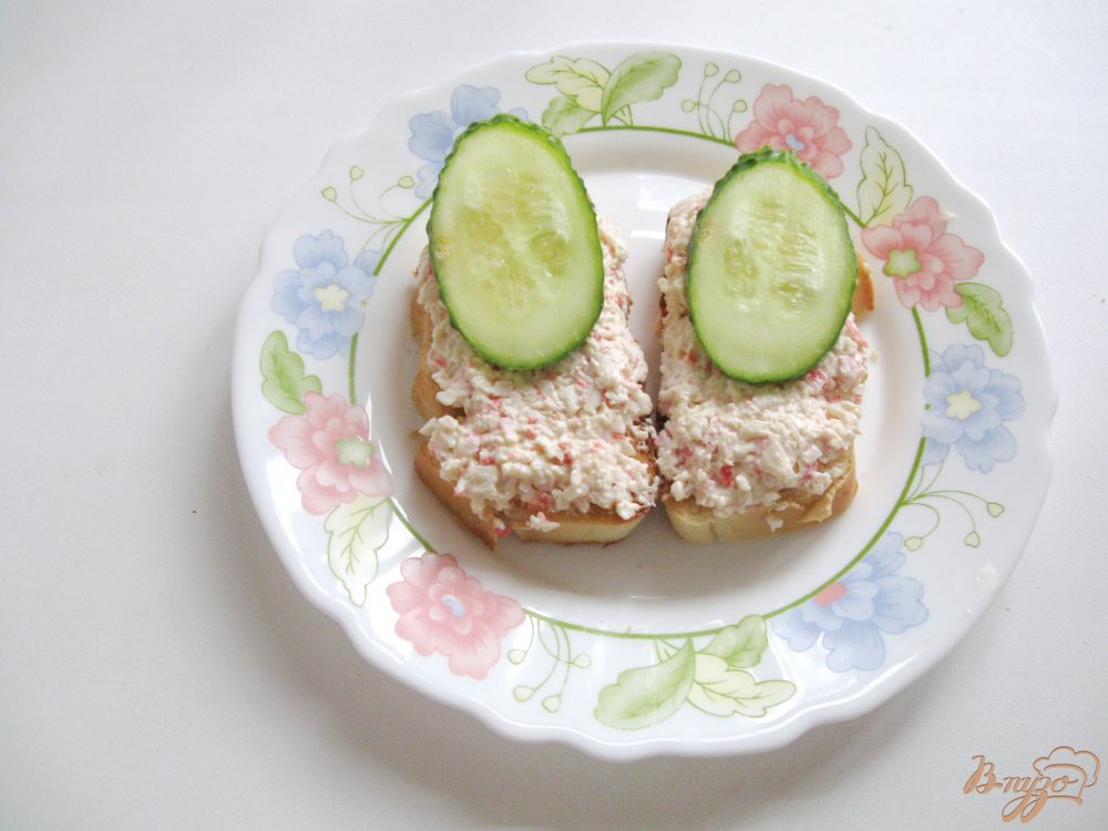 Гренки с крабовыми палочками и икрой Гренки с крабовыми палочками и икрой