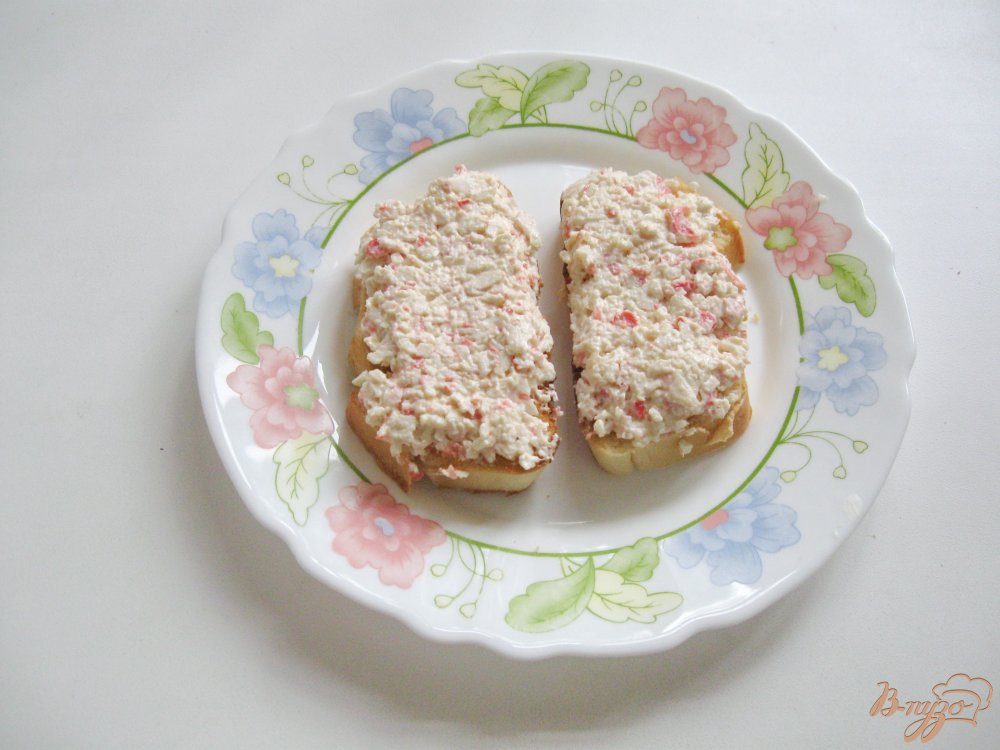 Гренки с крабовыми палочками и икрой Гренки с крабовыми палочками и икрой