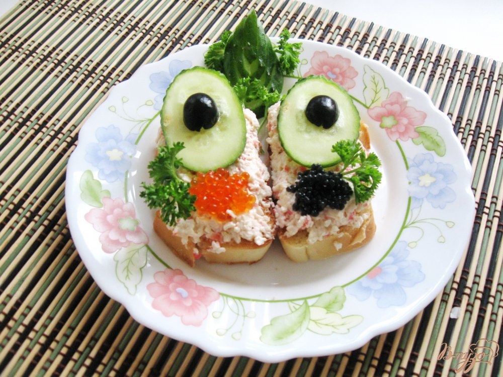 Гренки с крабовыми палочками и икрой Гренки с крабовыми палочками и икрой