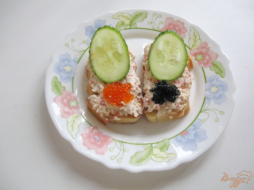 Гренки с крабовыми палочками и икрой Гренки с крабовыми палочками и икрой