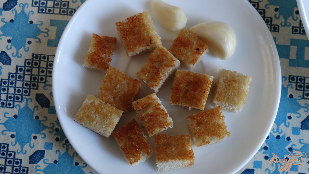 Фото приготовление рецепта: Салат с тунцом и гренками шаг №5