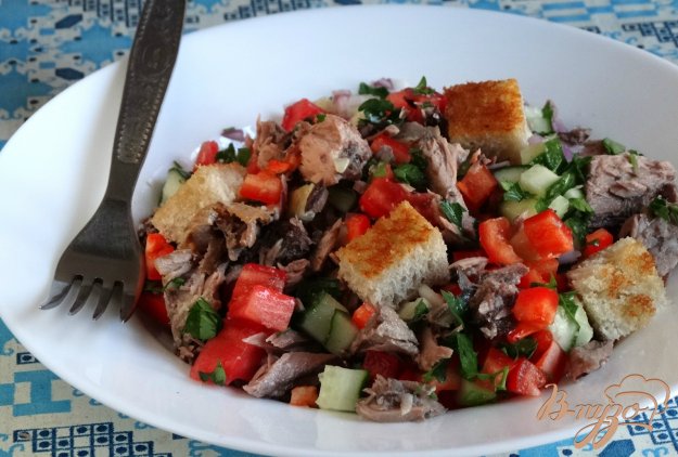 фото рецепта: Салат с тунцом и гренками