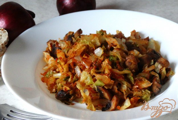 фото рецепта: Тушеная савойская капуста с шампиньонами