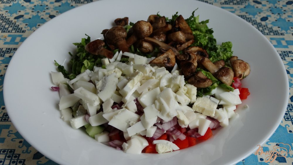 Фото приготовление рецепта: Салат с савойской капустой и грибами шаг №3