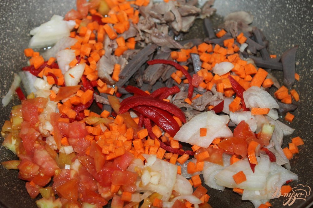 Фото приготовление рецепта: Картофельное пюре с мясной подливой шаг №4