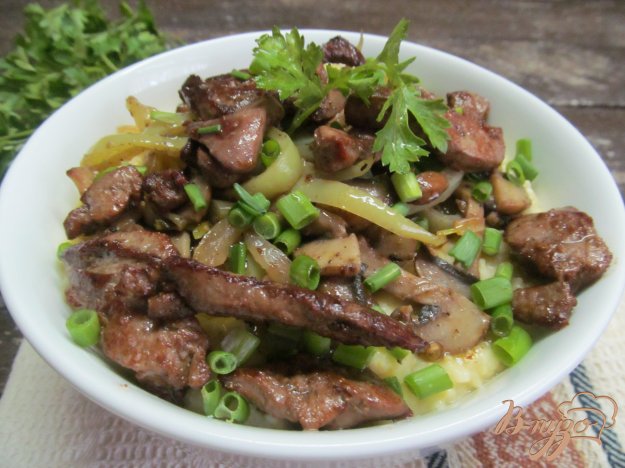 фото рецепта: Полента с жареными овощами и куриной печенью
