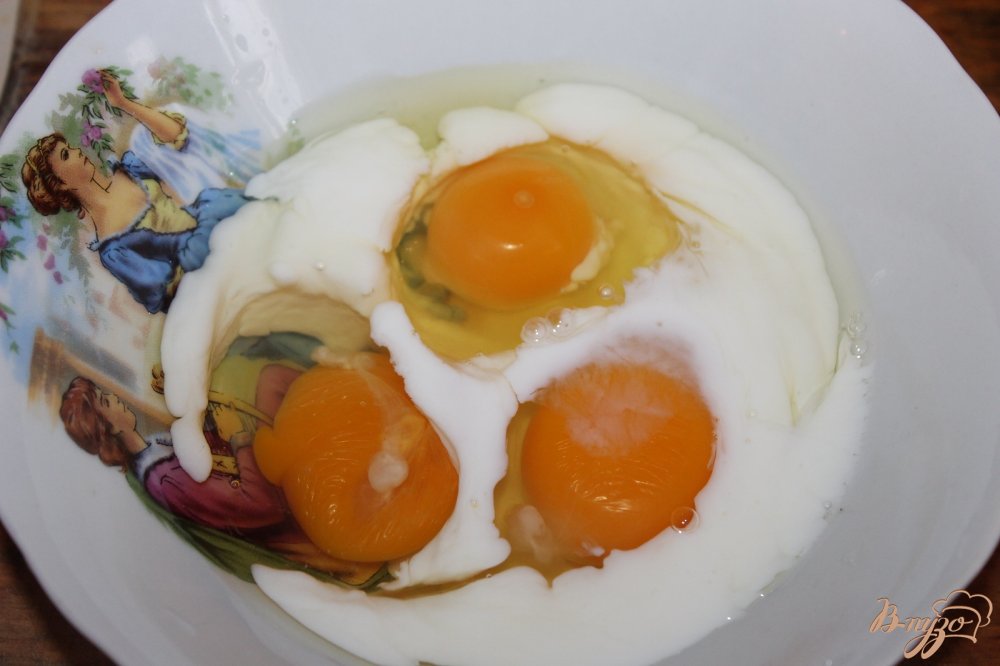Фото приготовление рецепта: Омлет с курицей, баклажаном и луком шаг №1