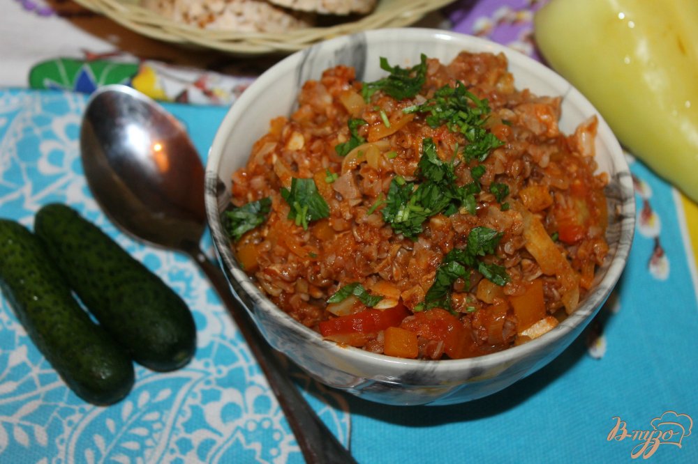 Фото приготовление рецепта: Гречка с курицей, кабачком и тыквой в томатном соусе шаг №7