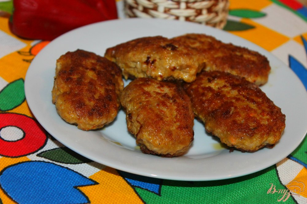 Фото приготовление рецепта: Мясные котлеты с начинкой из феты и оливок шаг №7