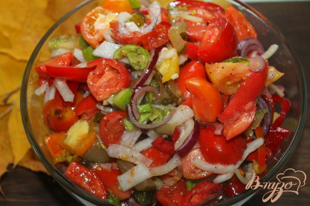 фото рецепта: Помидорный салат с дайконом и солеными огурцами
