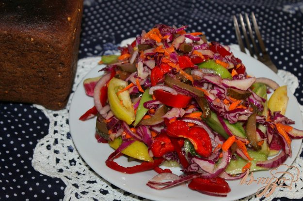 фото рецепта: Салат с редькой и зелеными помидорами