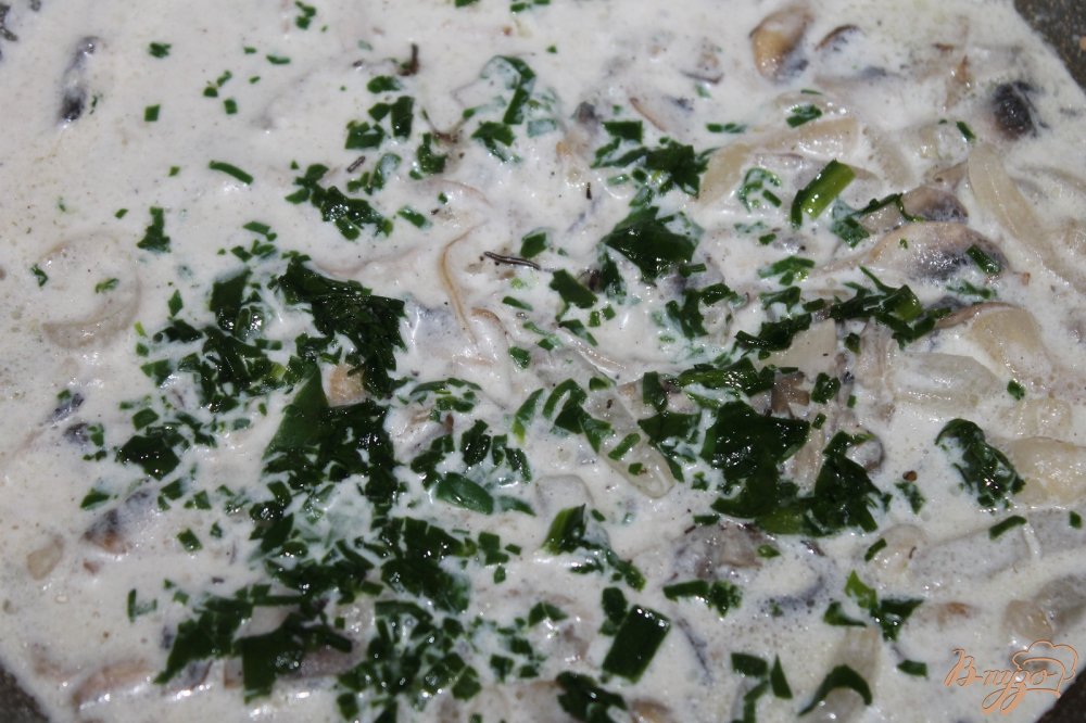 Фото приготовление рецепта: Кальмары тушеные с шампиньонами и вешенками в сливочном соусе шаг №6