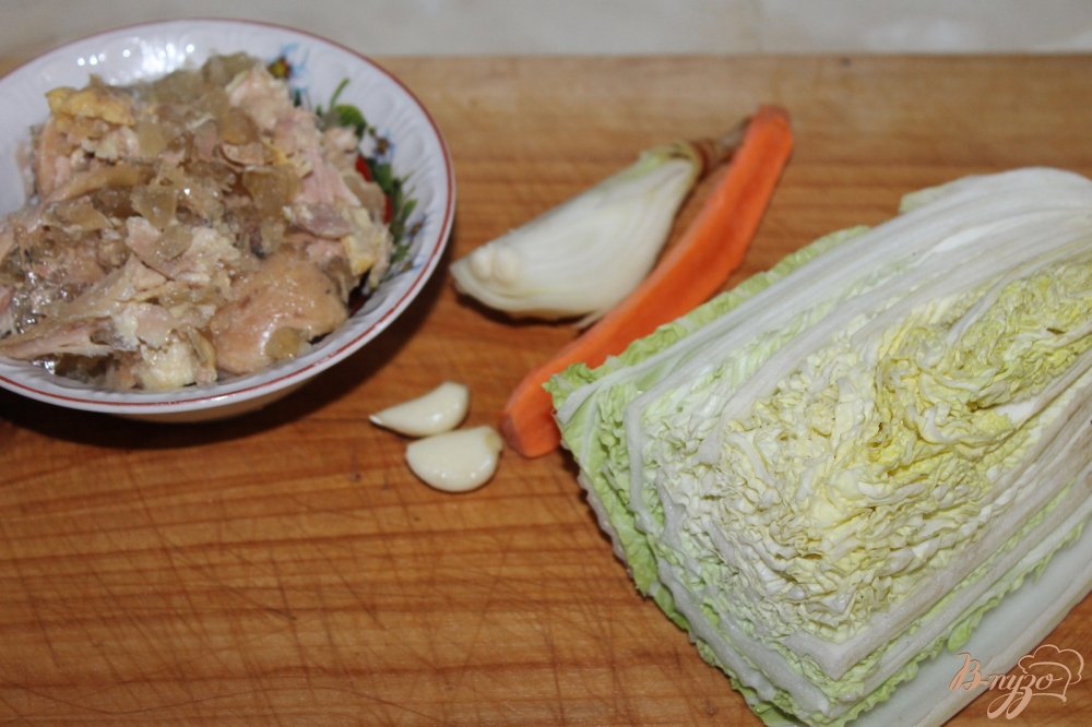 Фото приготовление рецепта: Тушеная пекинская капуста с курицей и перцем в томатном соусе шаг №1